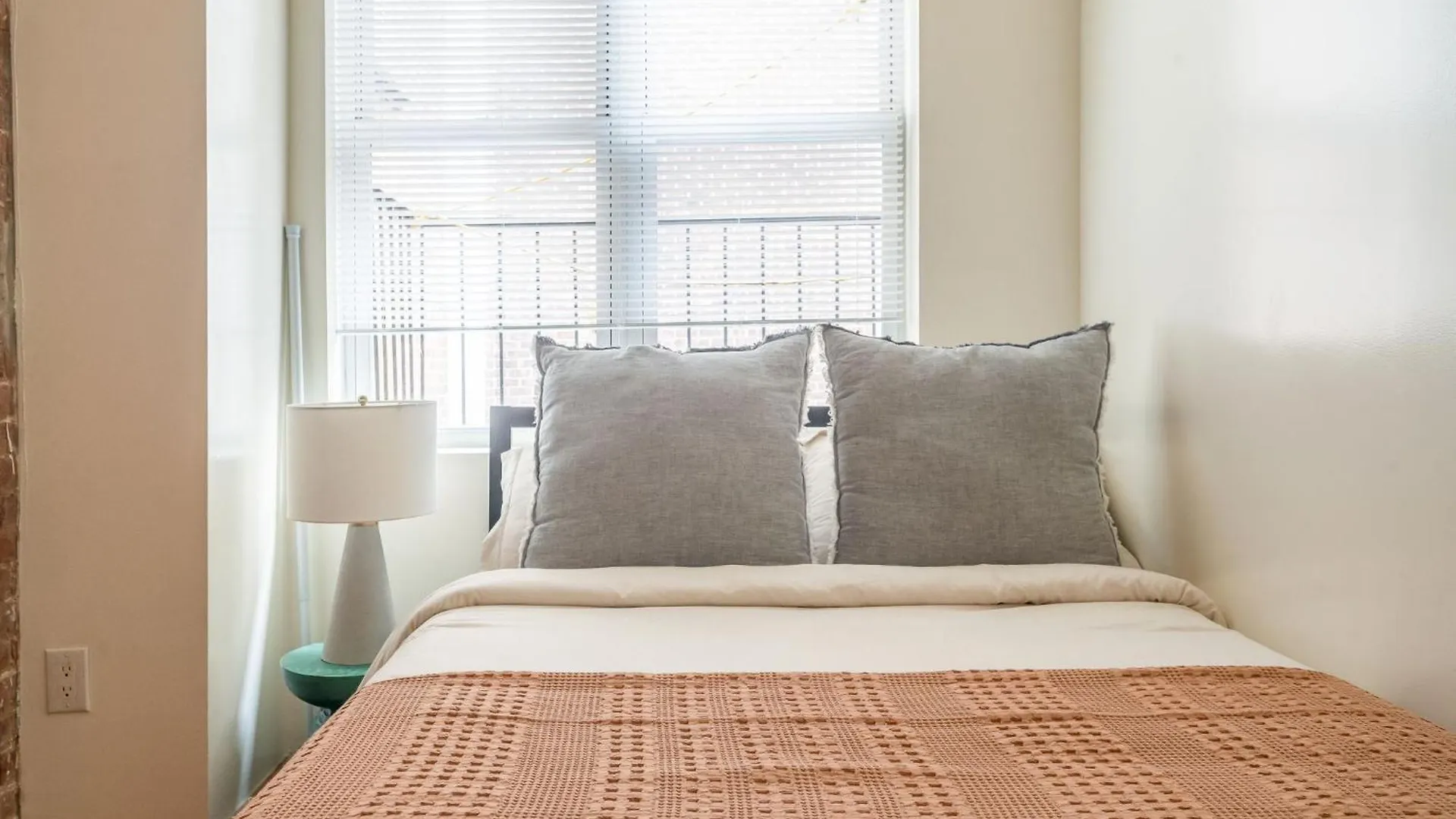 Wonderful 3Br 1Bath Apartment Only Steps From Times Square & Central Park Nowy Jork