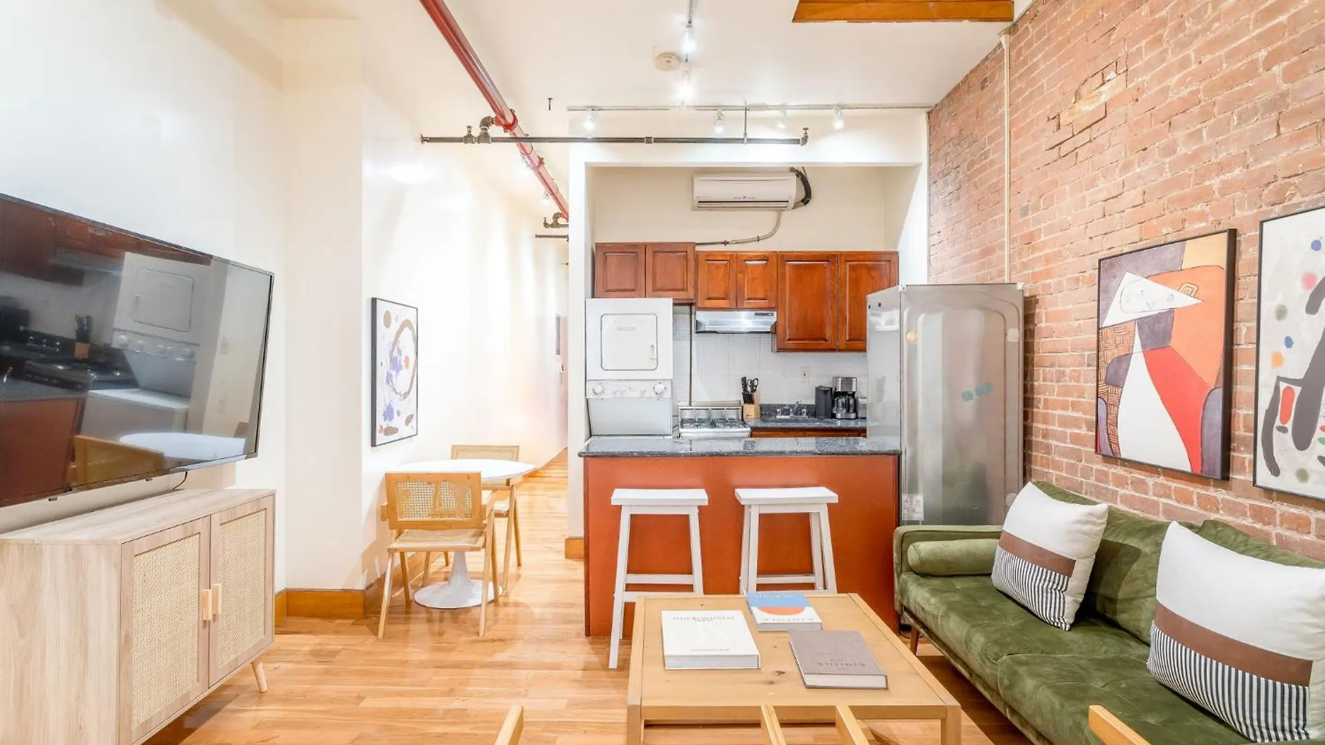 Kontakt z Wonderful 3Br 1Bath Apartment Only Steps From Times Square & Central Park